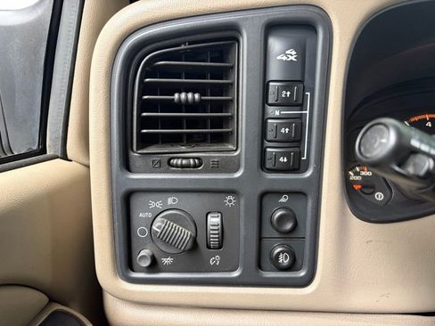 Used 2004 GMC Sierra 2500 SLT w/ Heavy-Duty Power Package AWD/4WD image 30