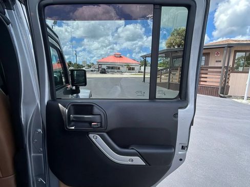 Used 2017 Jeep Wrangler Unlimited Sahara w/ Connectivity Group AWD/4WD image 20