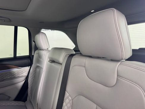 Used 2023 Jeep Grand Cherokee Summit AWD/4WD image 31