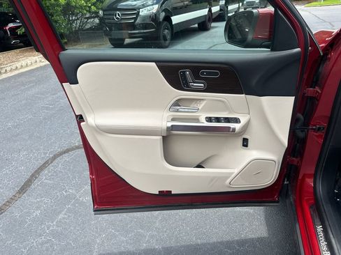 New 2025 Mercedes-Benz GLB 250 4MATIC image 11