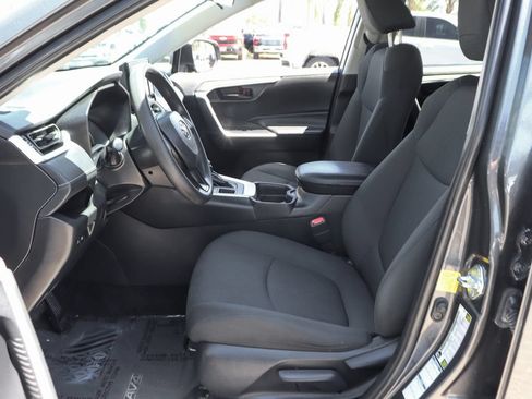 Used 2021 Toyota RAV4 LE w/ Carpet Mat Package (TMS) AWD/4WD image 17