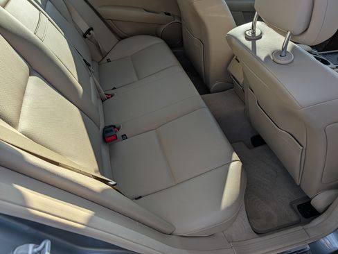 Used 2011 Mercedes-Benz C 300 Luxury image 34