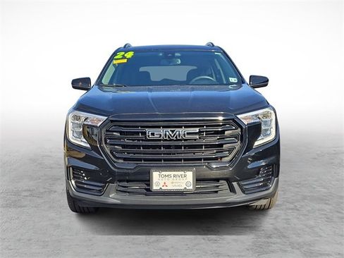 Used 2024 GMC Terrain SLE w/ Driver Convenience Package image 2