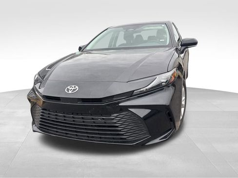 Used 2025 Toyota Camry LE image 4