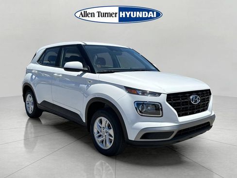 New 2026 Hyundai Venue SE FWD image 2