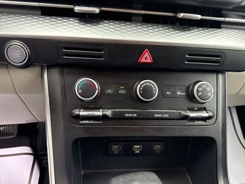 Used 2023 Kia Carnival LX image 15