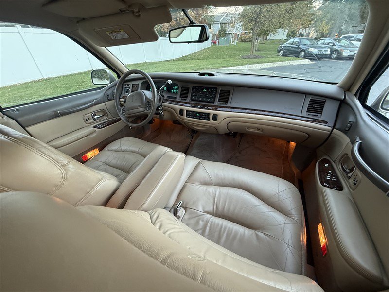 Used 1997 Lincoln Town Car Signature RWD image 17