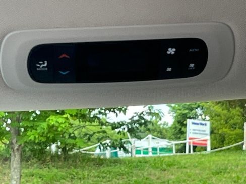 Used 2023 Chrysler Pacifica Touring-L FWD image 32