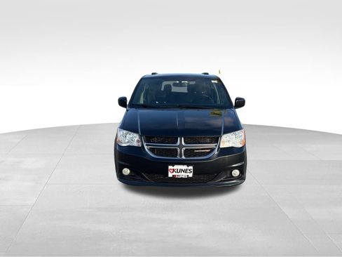 Used 2017 Dodge Grand Caravan SXT image 2