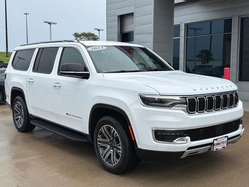 Used 2025 Jeep Wagoneer L Series II w/ 8-pass Seating Package AWD/4WD image 2