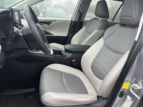 Used 2022 Toyota RAV4 XLE Premium image 22