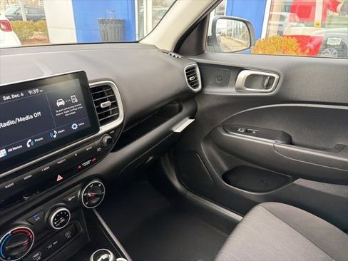 Certified 2025 Hyundai Venue SE image 29