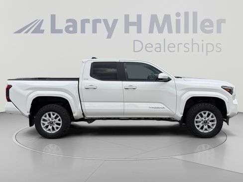 Used 2024 Toyota Tacoma SR5 AWD/4WD image 6