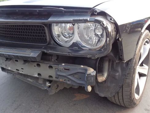 Used 2014 Dodge Challenger SXT RWD image 2
