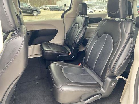 Used 2023 Chrysler Pacifica Touring-L FWD image 36