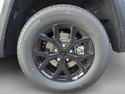 New 2025 Jeep Grand Cherokee Altitude image 9