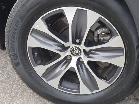 Used 2022 Toyota Highlander XLE AWD/4WD image 17