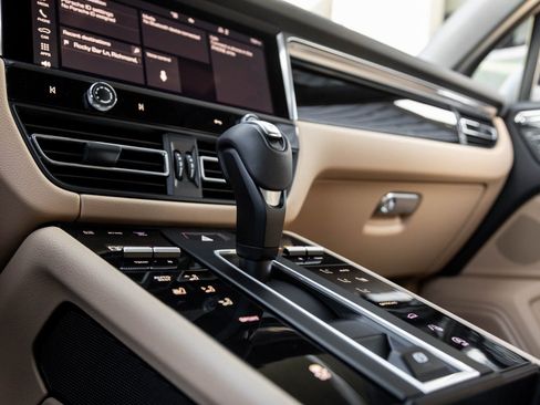 Certified 2026 Porsche Macan AWD/4WD image 26