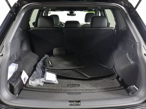 Used 2023 Volkswagen Tiguan SE R-Line image 17