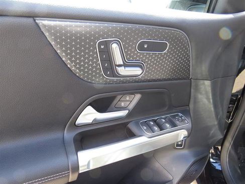 Used 2025 Mercedes-Benz GLB 250 GLB 250 4MATIC image 9