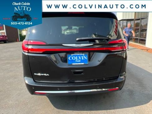 Used 2023 Chrysler Pacifica Touring-L FWD image 7
