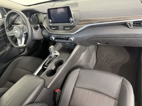 Used 2025 Nissan Altima 2.5 SV FWD image 9