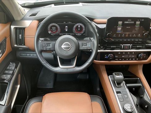 Used 2025 Nissan Pathfinder Platinum AWD/4WD image 5