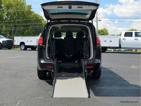 Used 2023 Chrysler Voyager LX image 6