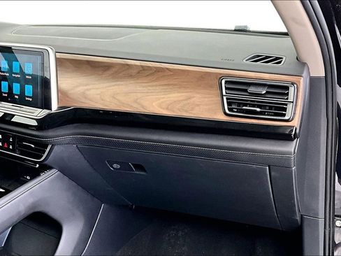 Used 2025 Volkswagen Atlas SE image 19