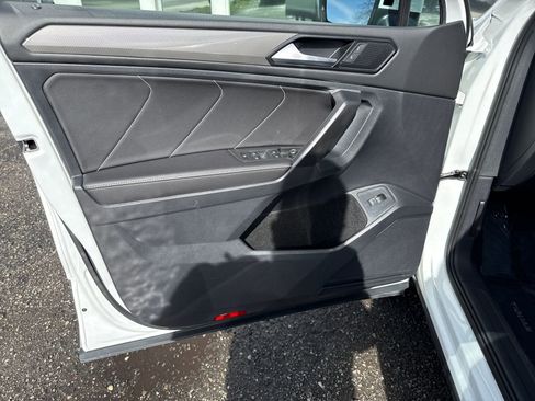 Used 2024 Volkswagen Tiguan SE image 10