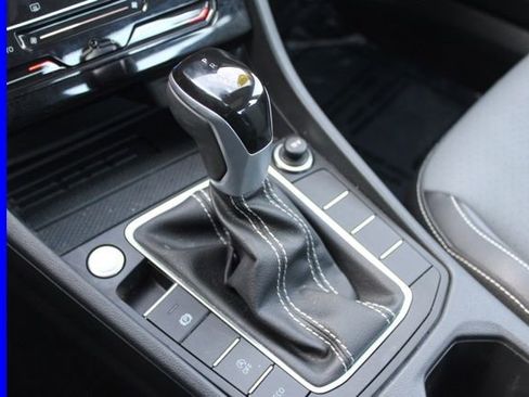 Used 2025 Volkswagen Jetta SE w/ Sunroof Package image 39