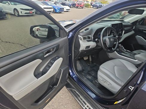 Used 2021 Toyota Highlander XLE image 8