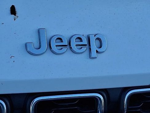 Used 2023 Jeep Grand Cherokee Laredo image 7