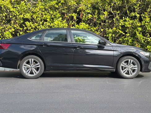 Used 2024 Volkswagen Jetta SE FWD image 3