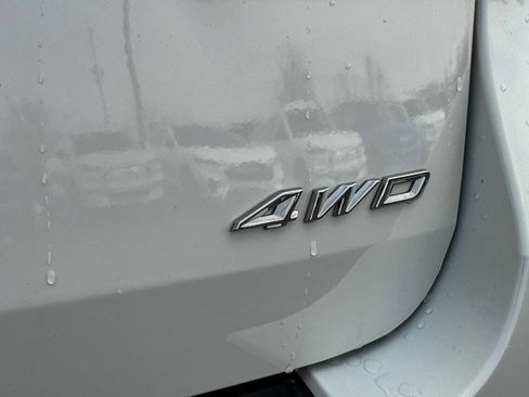 Used 2022 Ford Explorer XLT w/ Equipment Group 202A AWD/4WD image 16
