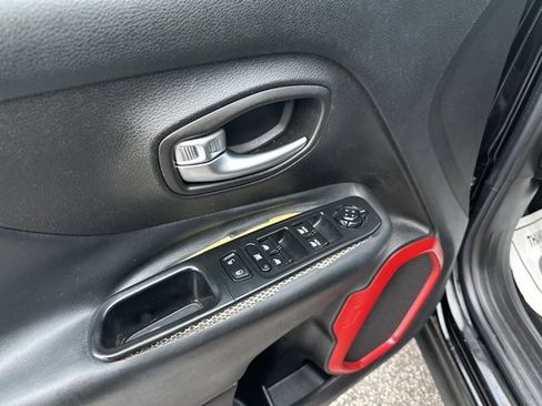 Used 2016 Jeep Renegade Trailhawk image 4