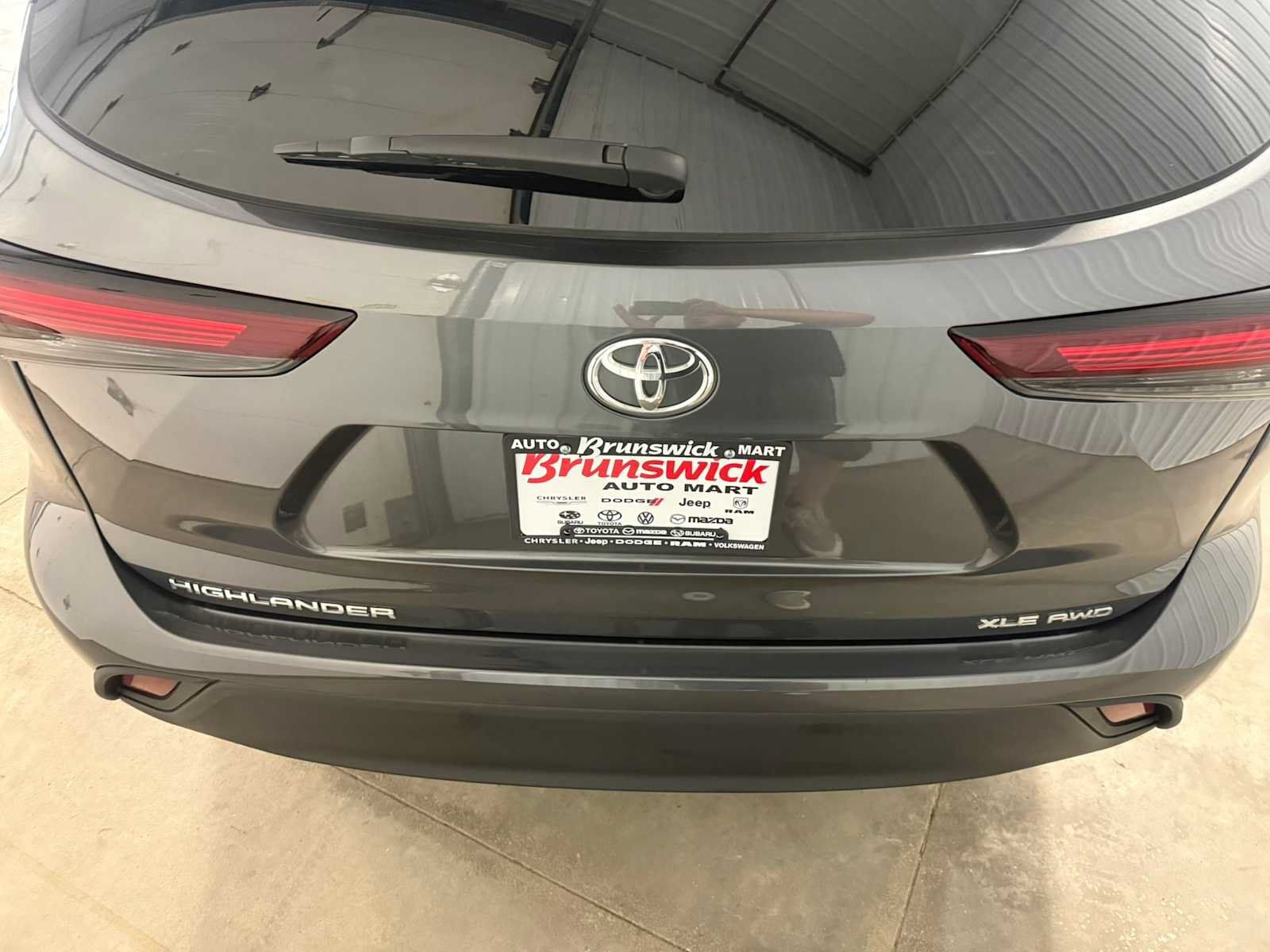 Used 2024 Toyota Highlander XLE AWD/4WD image 16