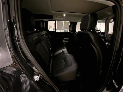 Used 2022 Land Rover Defender 110 SE image 16
