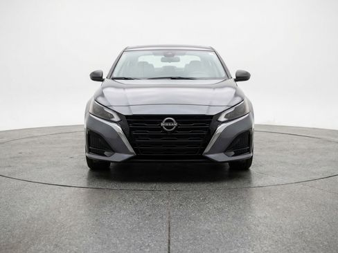 Used 2025 Nissan Altima 2.5 SV FWD image 2
