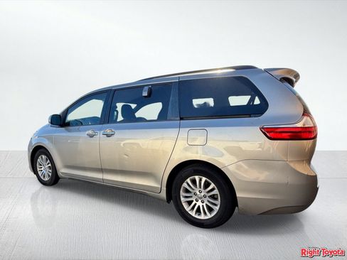 Used 2016 Toyota Sienna XLE FWD image 3