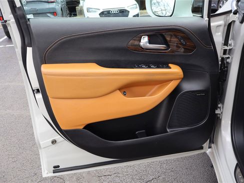 Used 2021 Chrysler Pacifica Pinnacle image 13