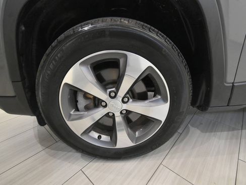 Used 2019 Jeep Cherokee Limited AWD/4WD image 10