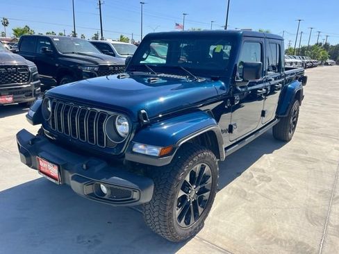 Used 2025 Jeep Gladiator Sport AWD/4WD image 5