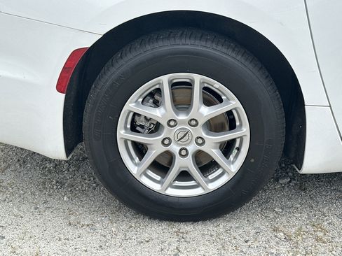 Used 2022 Chrysler Pacifica Touring-L FWD image 16