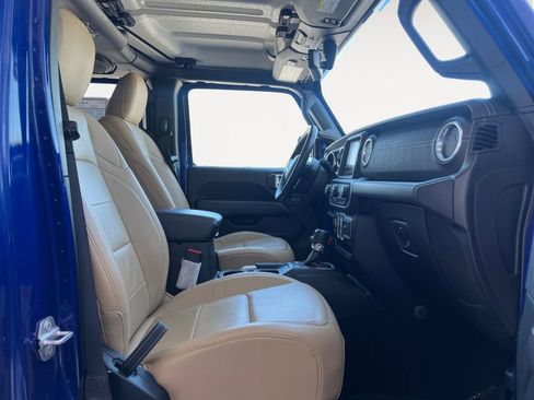Used 2018 Jeep Wrangler Unlimited Sahara AWD/4WD image 15