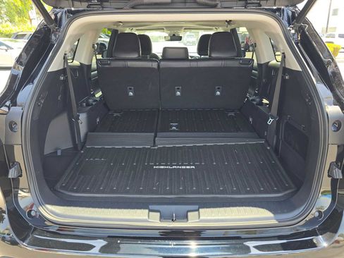 Used 2023 Toyota Highlander XLE FWD image 18