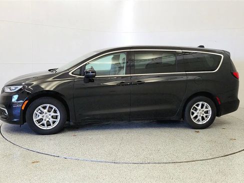 Used 2023 Chrysler Pacifica Touring-L FWD image 4