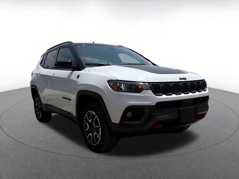 Used 2025 Jeep Compass Trailhawk AWD/4WD image 2