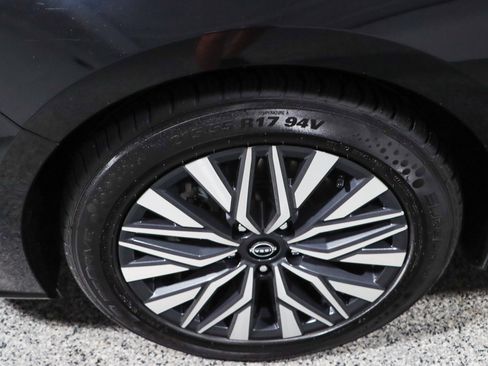 Used 2024 Nissan Altima 2.5 SV FWD image 11