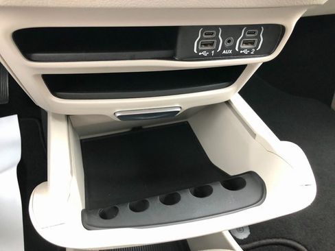 Used 2024 Chrysler Pacifica Touring-L image 12